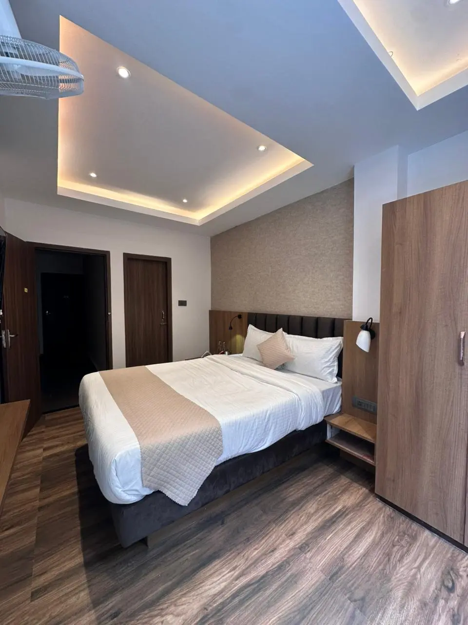 Deluxe Double Room Thumbnail 2