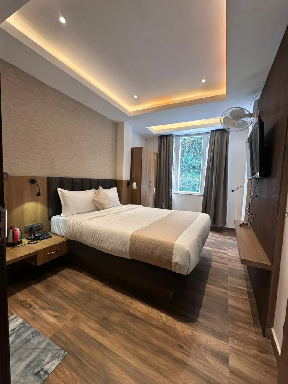 Deluxe Double Room Thumbnail 3