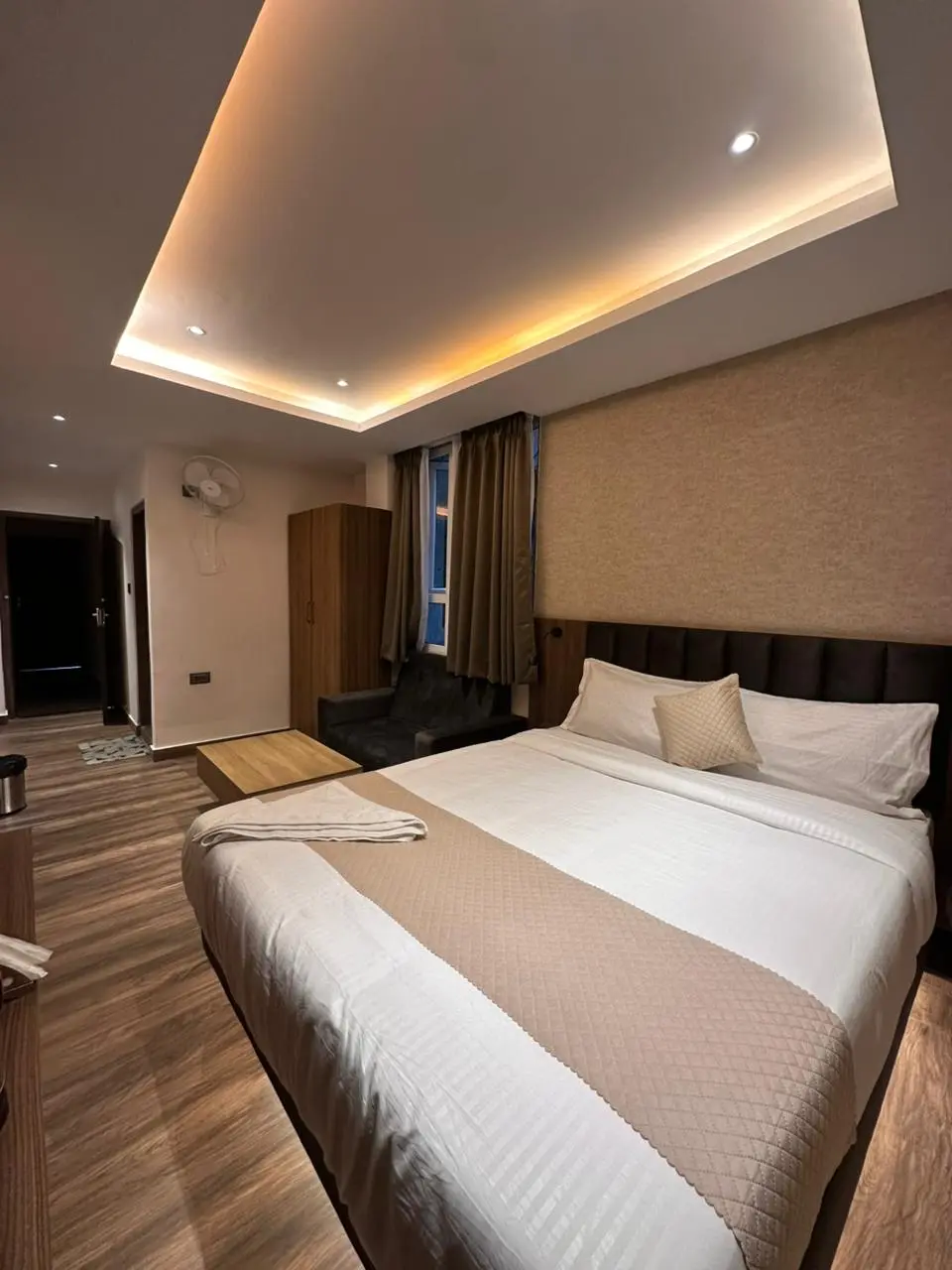 Deluxe Executive Suite Thumbnail 2